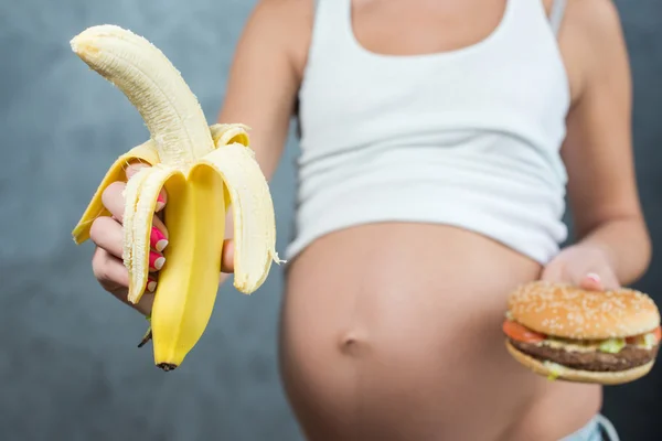 Крупный план милого беременного живота и здорового нездорового — стоковое фото