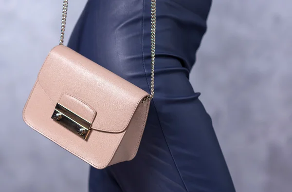 Táska divat trendek. Gyönyörű, elegáns táska közelről — Stock Fotó