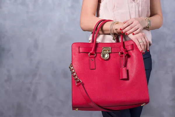 Çanta moda trendleri. Güzel şık çanta yakın çekim — Stok fotoğraf