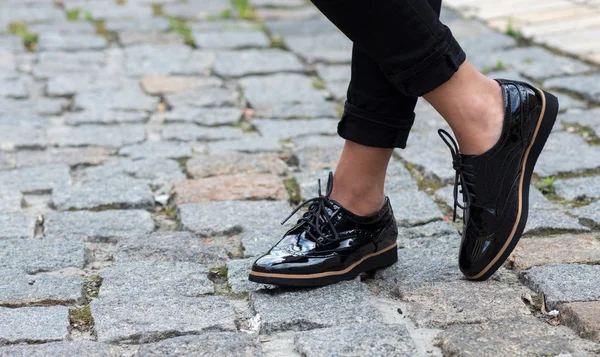 Close up van modieuze vrouwelijke schoenen. Outdoor schoenen reclame — Stockfoto