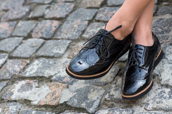 Närbild på snygga kvinnliga skor. Utomhus skor reklam — Stockfoto