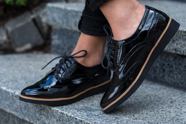 Close up van modieuze vrouwelijke schoenen. Outdoor schoenen reclame — Stockfoto