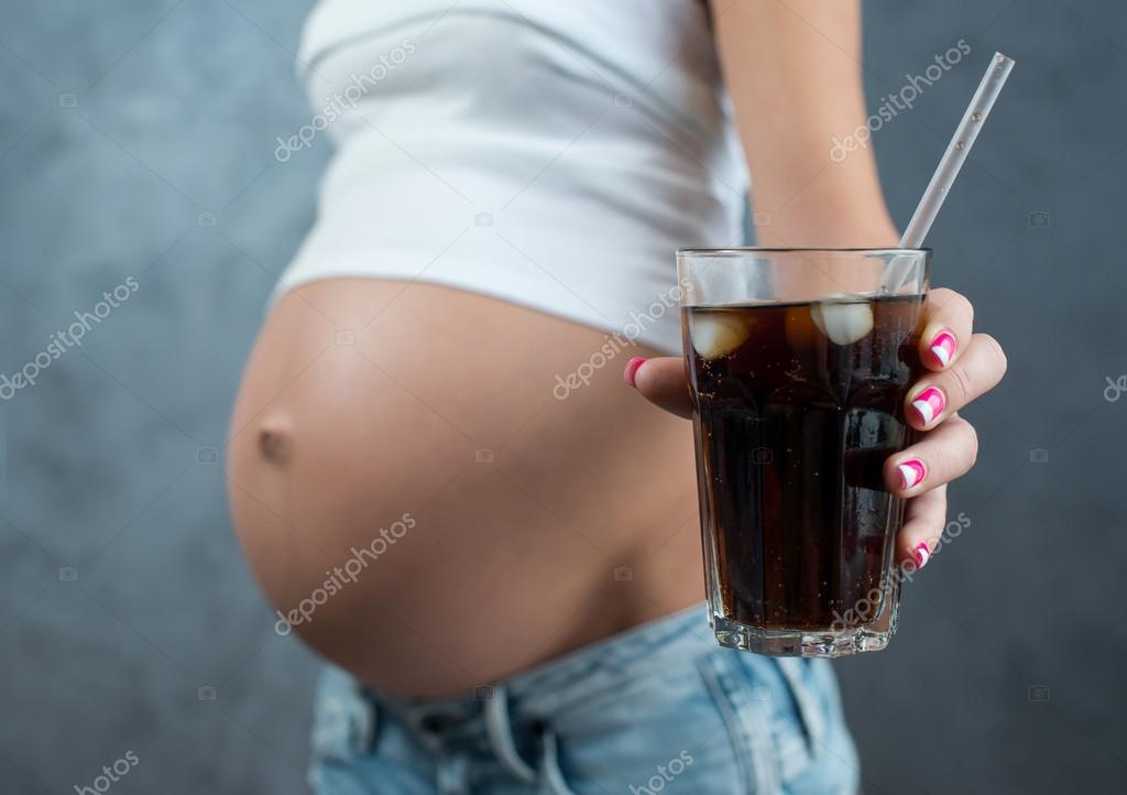 Алкоголь и беременность. Можно пить колу беременным. Беременная женщина пьет алкоголь. Можно пить колу беременным. Алкоголь ибеременномть.