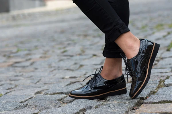 Primer plano de zapatos femeninos con estilo. Zapatos de moda al aire libre footwea —  Fotos de Stock