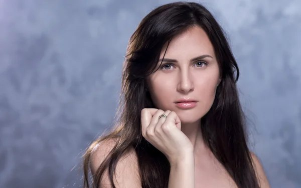 Portrait émotionnel positif de jeune et jolie fille avec sac élégant — Photo