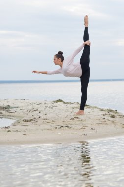 Mükemmel yoga egzersiz. Güzel genç kız yaptığım için hazırlanıyor