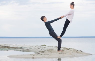 Mükemmel acroyoga. Güzel genç çift Dengeleme acro yapıyor