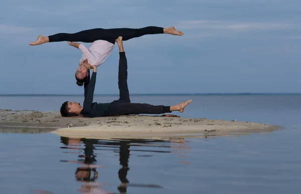 Mükemmel acroyoga. Güzel genç çift Dengeleme acro yapıyor