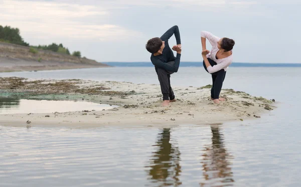 Mükemmel acroyoga. Güzel genç çift Dengeleme acro yapıyor Stok Fotoğraf