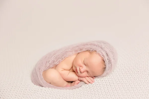 Rozkošný krásné novorozenec holčička — Stock fotografie