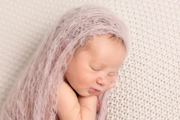 Красивая новорожденная девочка Стоковое Фото