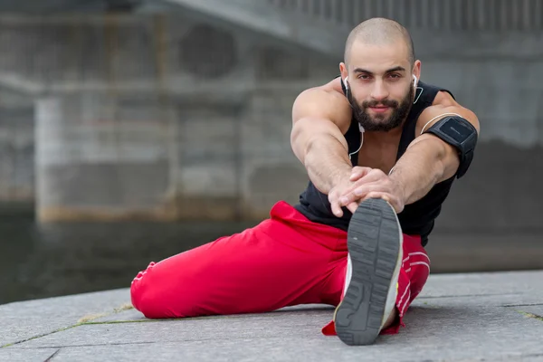 Profesyonel fitness sporcunun antrenörü. Kaslı erkek sporcu olduğunu