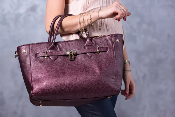 Väskor modetrender. Närbild på underbara snygga väskan. Fashi — Stockfoto