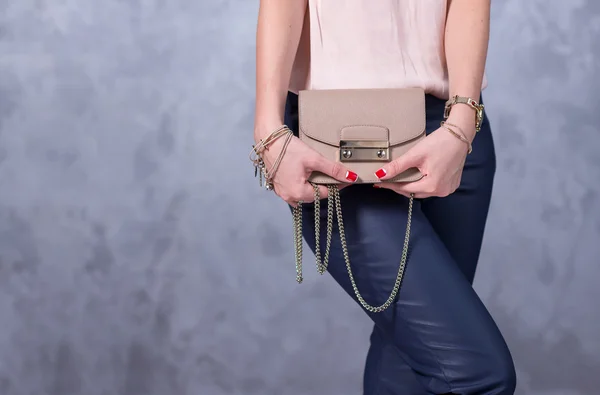 Bolsas tendências da moda. Close up de lindo saco elegante. Fashionab — Fotografia de Stock