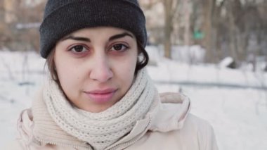 Ağır çekim bir büyüleyici kış Bayan kış ormanda gülümseyen
