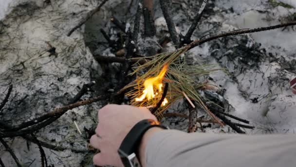 El hombre quemó papel, un fuego de pinos, cámara lenta, HD 1080 — Vídeo de stock
