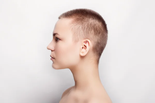 Piękno portret profil młodej dziewczyny z krótkimi włosami — Zdjęcie stockowe