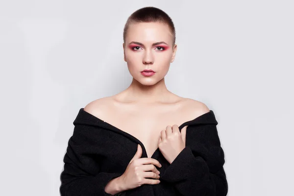 Güzel moda modeli kadın esmer kısa saç ve kırmızı göz kapakları