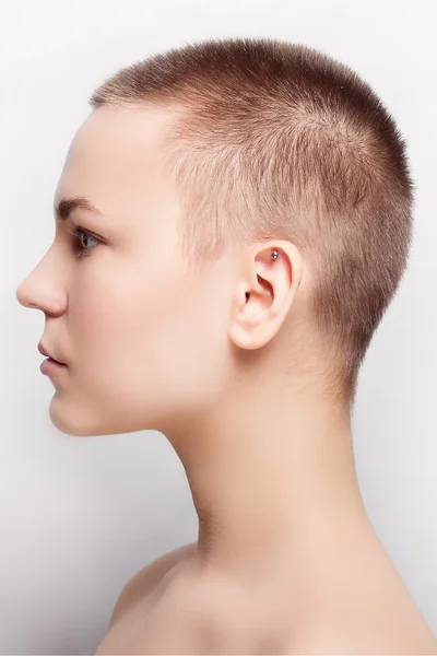 Retrato de belleza de perfil de chica joven con pelo corto — Foto de Stock