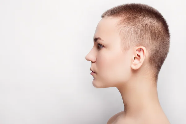 Retrato de belleza de perfil de chica joven con pelo corto — Foto de Stock