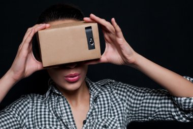 Renk atış karton ile arayan genç bir kadın