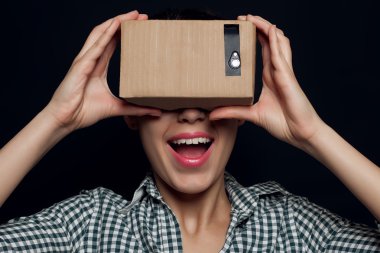 Renk atış karton ile arayan genç bir kadın