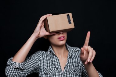 Renk atış karton ile arayan genç bir kadın