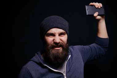 Sakallı bir güzel genç adam kendini yapar