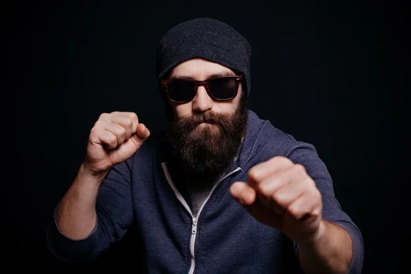 Varón guapo barba grande en gafas y sombrero — Foto de Stock