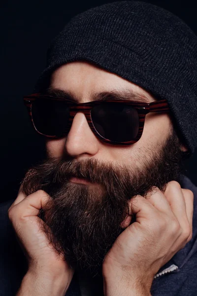 Bonito macho barba grande em óculos e chapéu — Fotografia de Stock