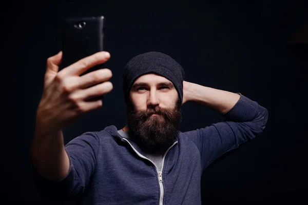 Jovem bonito com uma barba faz auto — Fotografia de Stock