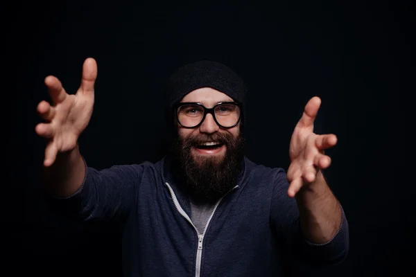 Bonito macho barba grande em óculos e chapéu — Fotografia de Stock