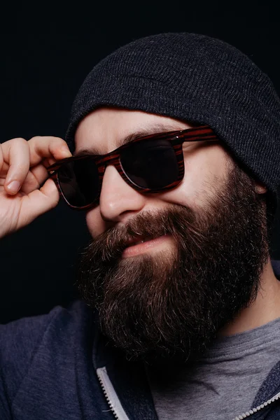 Varón guapo barba grande en gafas y sombrero — Foto de Stock