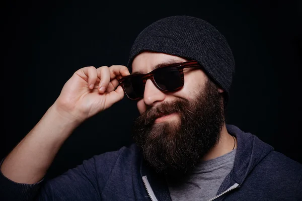 Stilig manliga stora skägg i glasögon och hatt — Stockfoto