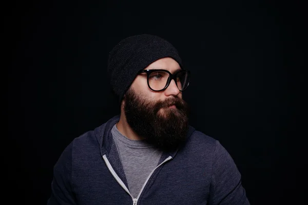 Bonito macho barba grande em óculos e chapéu — Fotografia de Stock