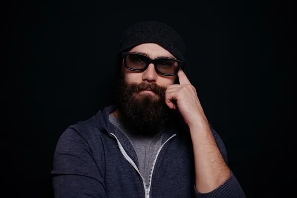 Bonito macho barba grande em óculos e chapéu — Fotografia de Stock