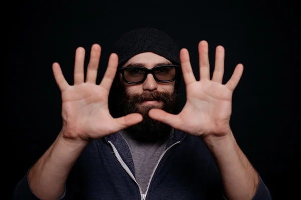 Bonito macho barba grande em óculos e chapéu — Fotografia de Stock