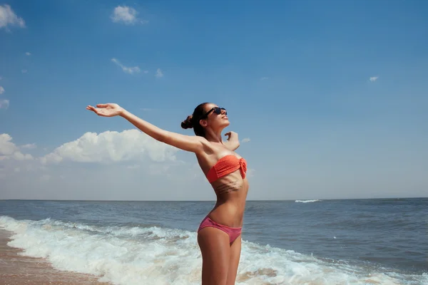 Krásná mladá dívka s racky letící na moři — Stock fotografie