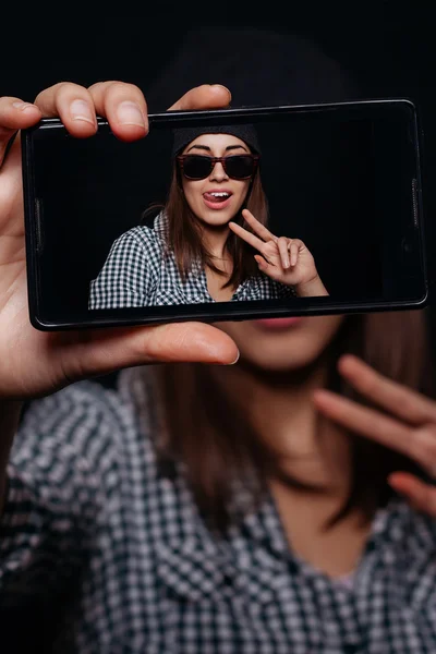 Хипстерская девушка фотографирует автопортрет смартфона, вид на экран — стоковое фото