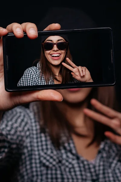 소식통 여자 사진 스마트폰 자화상, 화면 보기를 복용 — 스톡 사진