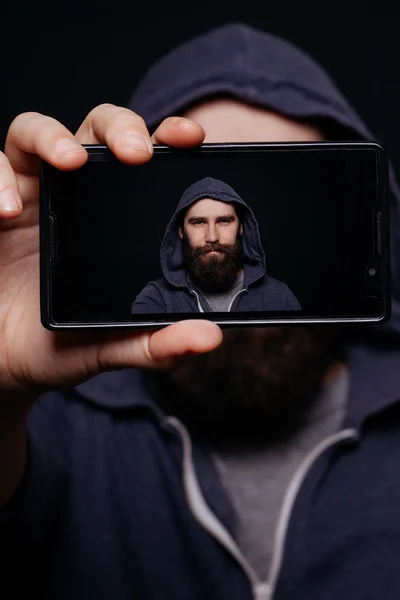 Hipster homem barba tirar foto smartphone auto-retrato, exibição de tela — Fotografia de Stock