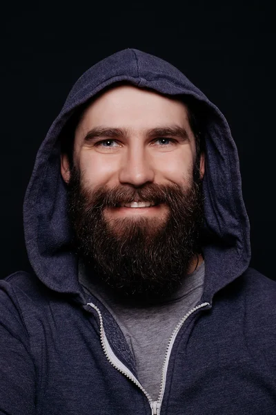 Barba masculina bonito em capuzes, estúdio filmado fundo preto — Fotografia de Stock