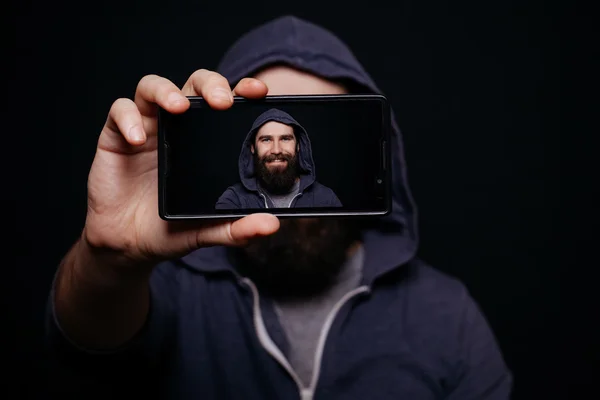 Человек-хипстер с бородой, фотографирующий автопортрет смартфона, вид с экрана — стоковое фото