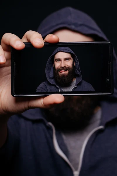 Hipster 남자 수염 그림 스마트폰 자화상, 화면 보기를 복용 — 스톡 사진