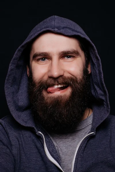 Barba masculina bonito em capuzes, estúdio filmado fundo preto — Fotografia de Stock