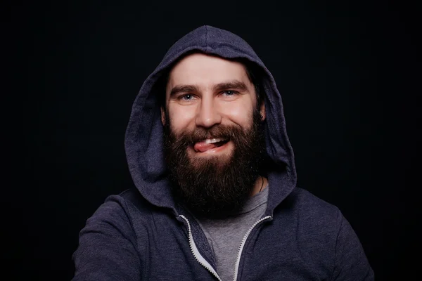 Barba masculina bonito em capuzes, estúdio filmado fundo preto — Fotografia de Stock