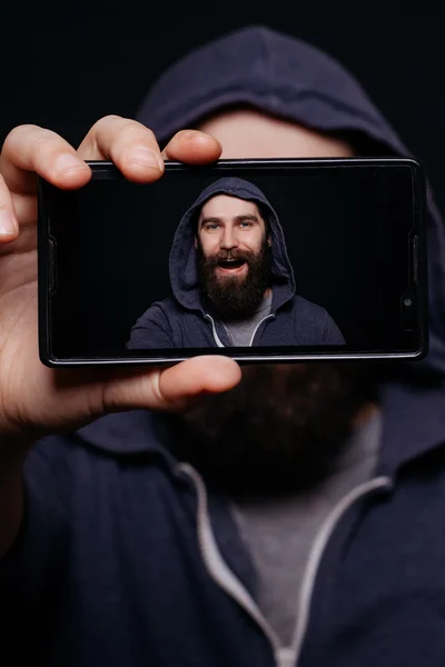 Человек-хипстер с бородой, фотографирующий автопортрет смартфона, вид с экрана — стоковое фото