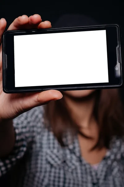 소식통 여자 사진 스마트폰 자화상, 화면 보기를 복용 — 스톡 사진