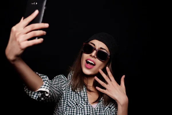 Hipster chica tomando fotos smartphone autorretrato , — Foto de Stock