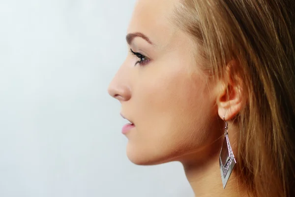Beauty porträtt av ung flicka profil med blont hår — Stockfoto